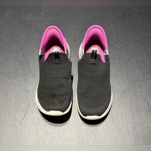 Girls Size 2 1/2 Skechers Pink and Black Slip In’s